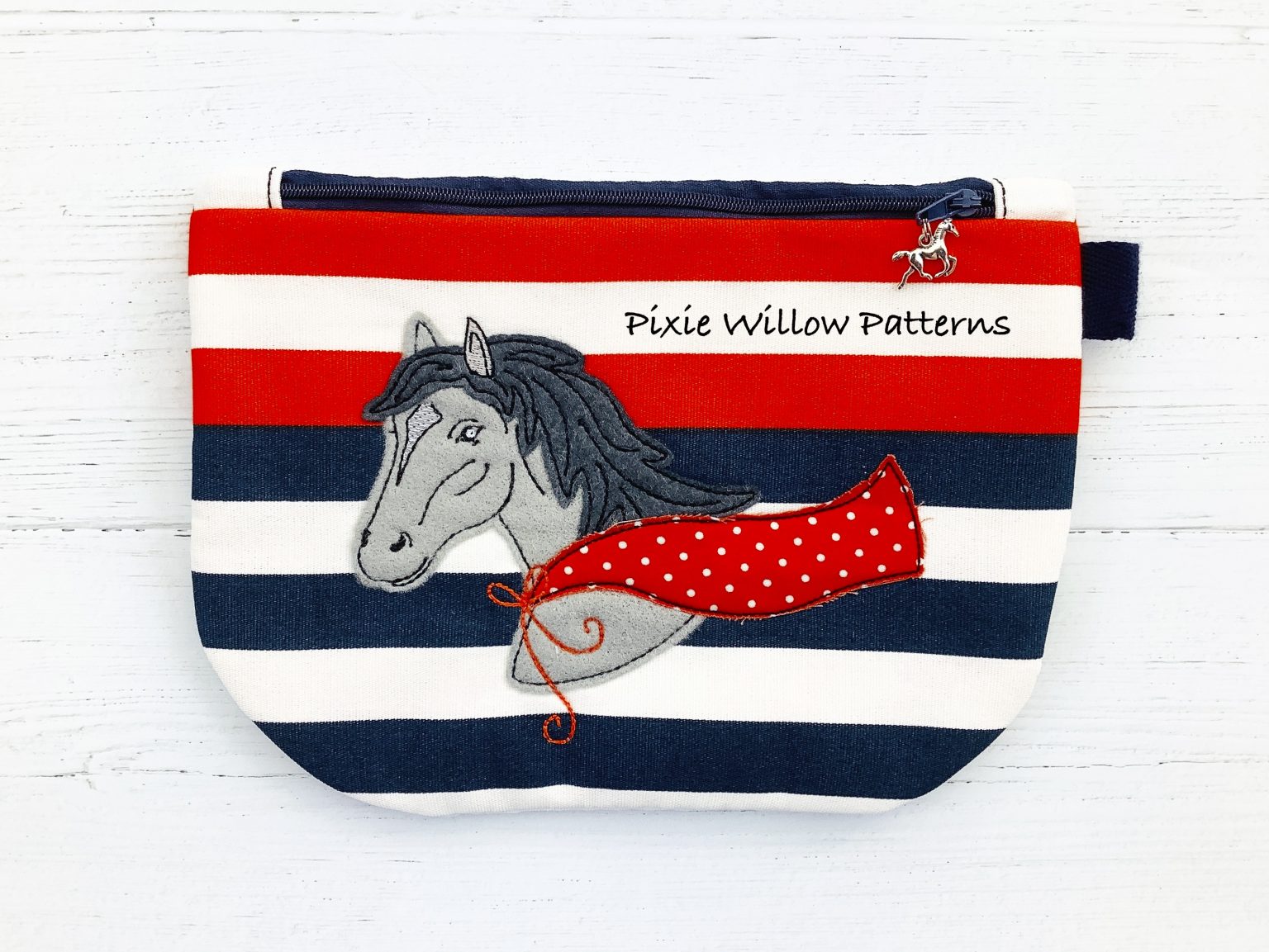 In the hoop Horse Zipper Bag pattern. Fully lined zipper bag machine